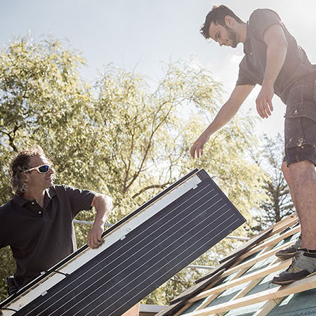 Solaranlagen-Photovoltaik-und-Solarthermie-mit-MeinDach Dachhandwerker installieren Solar-Panel